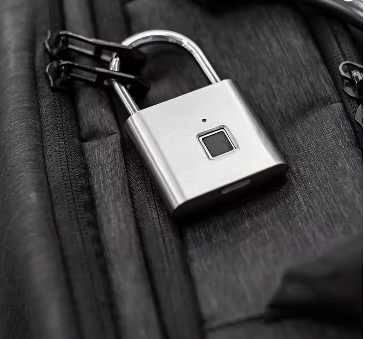 KERUI Smart Fingerprint Padlock Waterproof Zinc Alloy Biometric Padlocks With Buit-in Rechargeable Battery Door Lock
